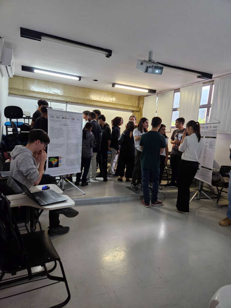 Apresentação de projeto científico em sala de aula durante a I edição, em 2024