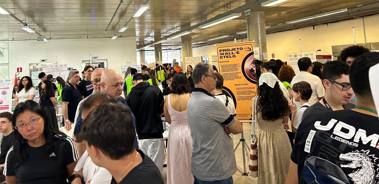 Salão com grande público e banners de projetos na II edição, em 2025