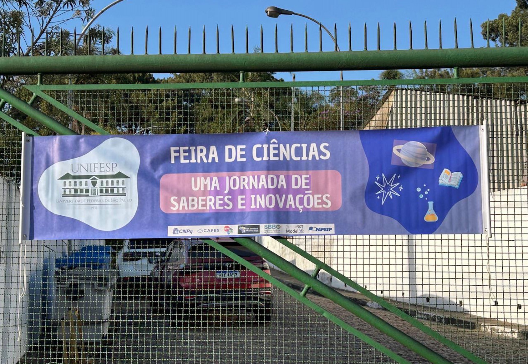Apresentação de pôster científico para o público na II edição, em 2025