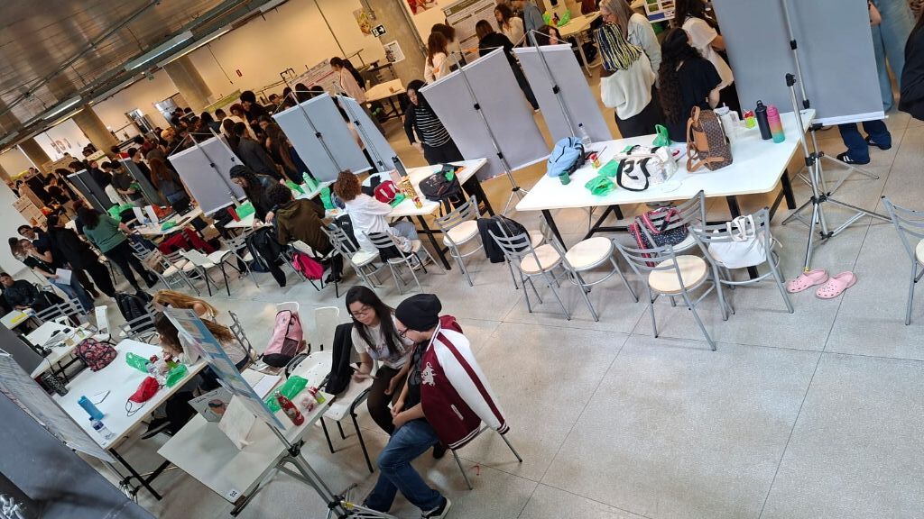 Estudantes reunidos em mesas durante a III edição, em 2026