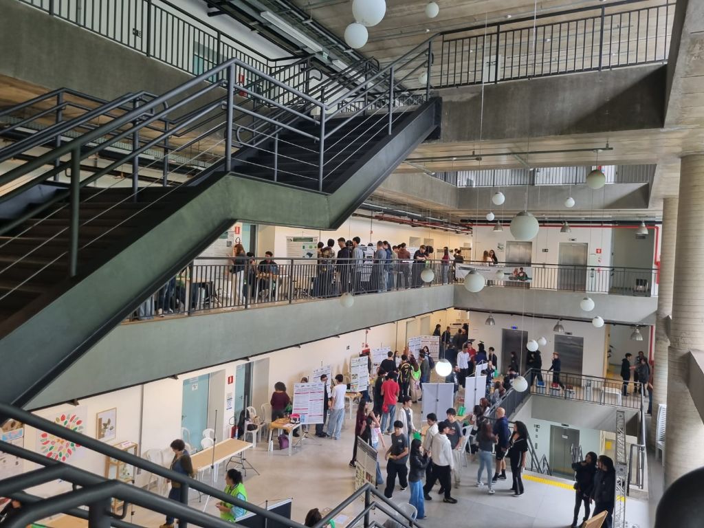 Outra vista dos corredores com estandes de projetos na III edição, em 2026
